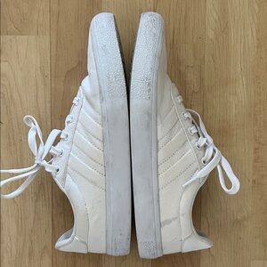 Adidas Women’s 8.5 White Casual Sneakers